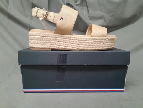 BOXED PAIR OF TOMMY HILFIGER OPEN TOE MID WEDGE SANDALS IN BEIGE EU SIZE 39