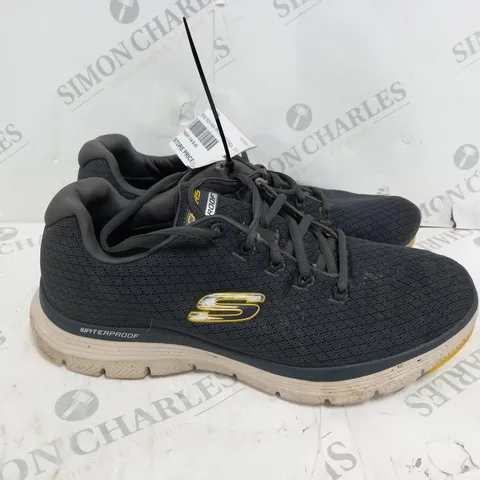 BOXED PAIR OF SKECHERS TRAINERS IN CHARCOAL SIZE 8