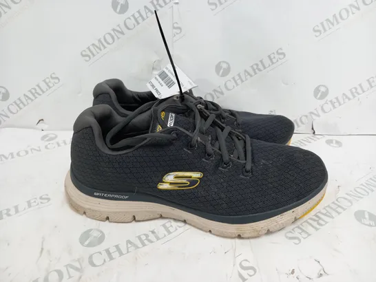 BOXED PAIR OF SKECHERS TRAINERS IN CHARCOAL SIZE 8