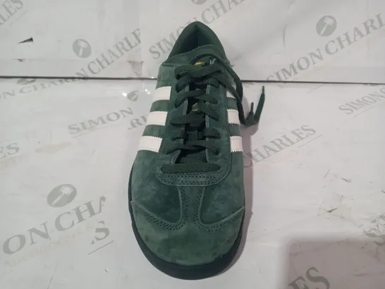 PAIR OF ADIDAS HAMBURG SHOES IN GREEN/WHITE UK SIZE 7