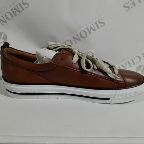 BOXED PAIR OF MODA IN PELLE FILICIA TRAINERS IN TAN - SIZE 8 