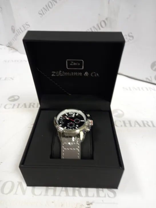 MEN’S ZIHLMANN & CO CHRONOGRAPH WATCH – MODEL ZC320 – SILVER COLOUR CASE – BLACK DIAL WITH SUB DIALS – 3ATM WATER RESISTANT – LEATHER STRAP