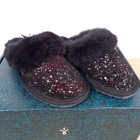 BOXED PAIR OF EMU AUSTRALIA "JOLIE" SUEDE SLIPPERS WITH FAUX FUR TRIM, BLACK, UK SIZE 4