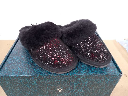 BOXED PAIR OF EMU AUSTRALIA "JOLIE" SUEDE SLIPPERS WITH FAUX FUR TRIM, BLACK, UK SIZE 4