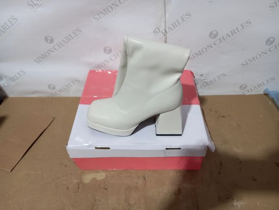 BOXED PAIR OF DESIGNER WHITE FAUX LEATHER HIGH HEELED BOOTS SIZE 35