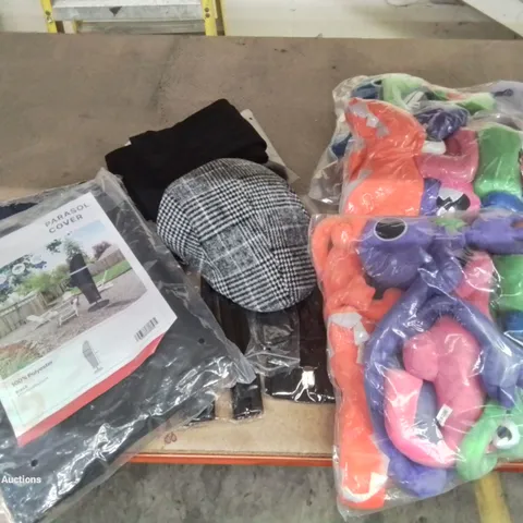 A BOX OF VARIOUS ITEMS TO INCLUDE - 3 VAC PACKED BAGS OF KIDS TEDDY'S VARIOUS T SHIRTS A PARASOL COVER AND A VARIOUS PAIRS OF LEGGINGS 