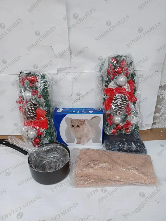 LOT TO CONTAIN APPROXIMATELY 20 ASSORTED HOUSEWARE PRODUCTS, INCLUDES PAN, CAT DOOR & CHRISTMAS DECORATIONS ETC 