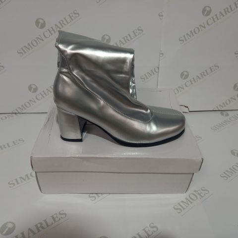 BOXED PAIR OF GIZELLE HEELED SHOES IN SILVER EFFECT UK SIZE 6