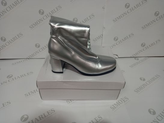 BOXED PAIR OF GIZELLE HEELED SHOES IN SILVER EFFECT UK SIZE 6
