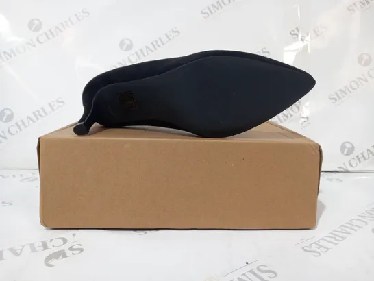 BOXED PAIR OF GOOD FOR THE SOLE CLOSED TOE HEELED SLIP-ON SHOES IN BLACK SIZE 7