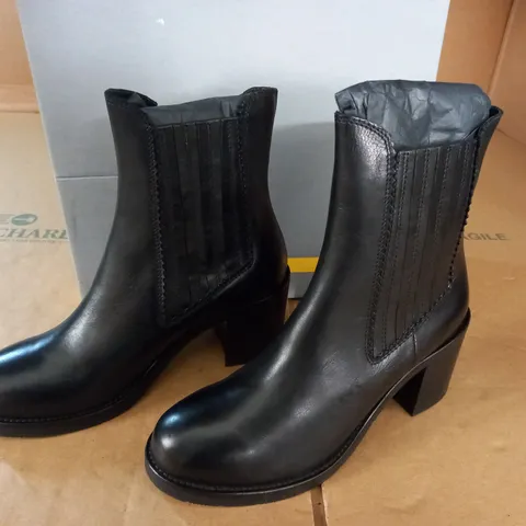 PAIR OF MANAS BLACK BOOTS - 38