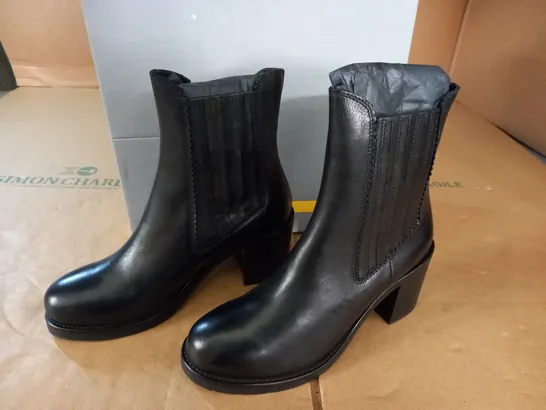 PAIR OF MANAS BLACK BOOTS - 38