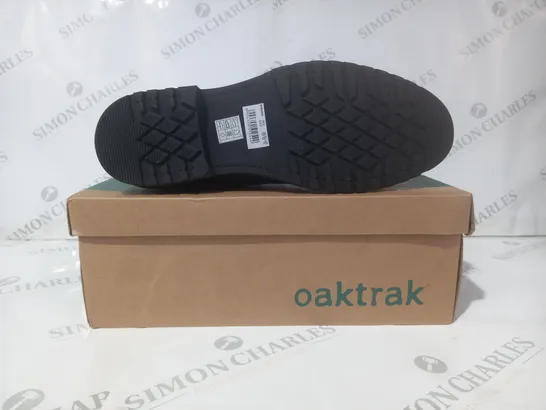 BOXED PAIR OF OAKTRAK ANKLE BOOTS IN BLACK UK SIZE 10