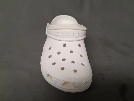 PAIR OF CROCS CLASSIC KID'S CLOGS IN WHITE EU SIZE 32-33