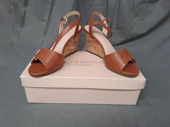 BOXED PAIR OF PARADOX LONDON YUMI OPEN TOE HIGH WEDGE SANDALS IN TAN EU SIZE 38