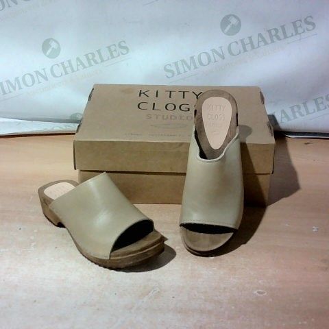 BOXED PAIR OF KITTY CLOGS STUDIO SIZE 37