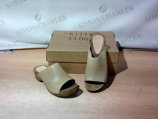 BOXED PAIR OF KITTY CLOGS STUDIO SIZE 37
