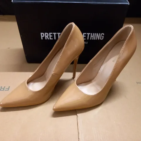 BOXED PAIR OF PRETTYLITTLETHING MID NUDE COURT SHOES - 8