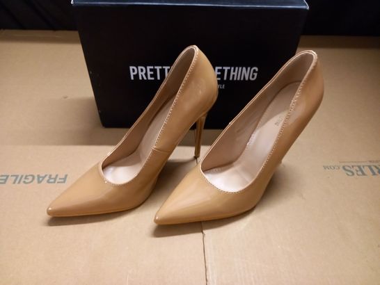 BOXED PAIR OF PRETTYLITTLETHING MID NUDE COURT SHOES - 8