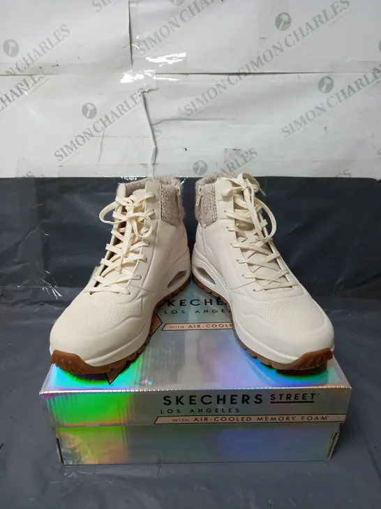 SKECHERS ANKLE BOOTS CREAM SIZE 7