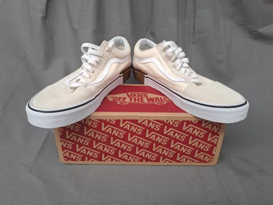 BOXED PAIR OF VANS OLD SKOOL SHOES IN CREAM UK SIZE 9.5