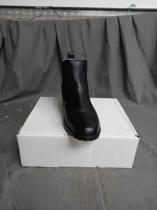 BOXED PAIR OF STRIVE WINDSOR BOOTS BLACK SIZE 6.5