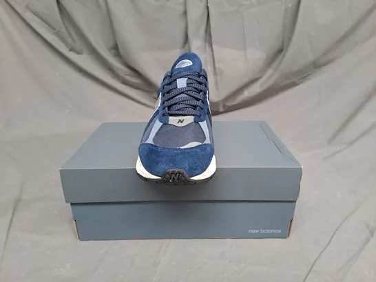 BOXED PAIR OF NEW BALANCE GORE-TEX TRAINERS IN NAVY SUEDE SIZE 8