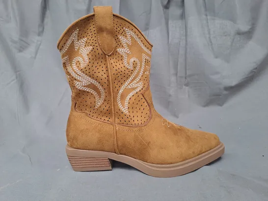 BOXED PAIR OF SIMPLY BE COWBOY BOOTS IN TAN UK SIZE 6