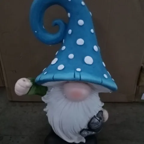 BOXED GARDEN GNOME FIGURE WITH LANTERN 