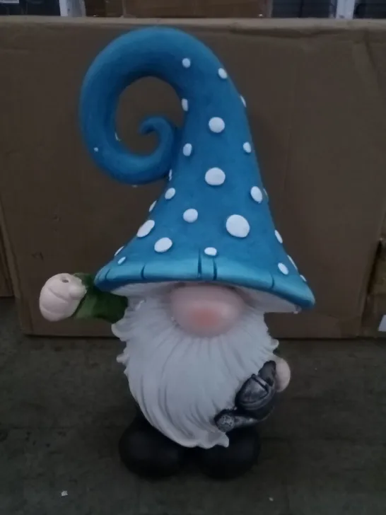 BOXED GARDEN GNOME FIGURE WITH LANTERN 