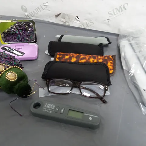 BOX OF ASSORTED ITEMS APPROXIMATELY 10 TO INCLUDE DÉCOR BUG, GLASSES, FOOD THERMOMETER ETC