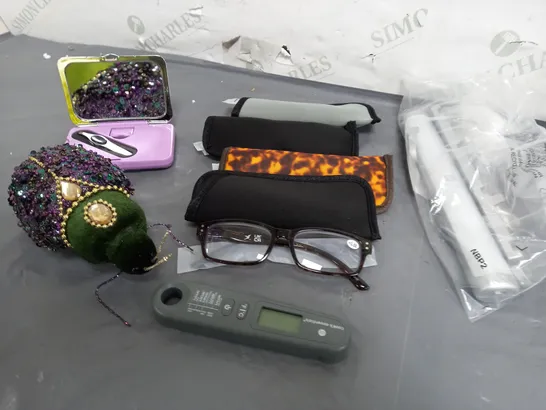 BOX OF ASSORTED ITEMS APPROXIMATELY 10 TO INCLUDE DÉCOR BUG, GLASSES, FOOD THERMOMETER ETC