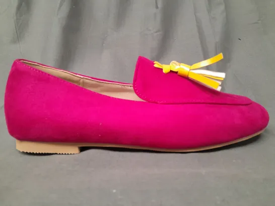 BOXED PAIR OF DESIGNER SLIP-ON TASSEL DETAIL SHOES IN PINK/YELLOW EU SIZE 38