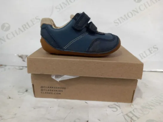 BOXED PAIR OF CLARKS TINY DUSK T TODDLER SHOES IN BLUE UK SIZE 4