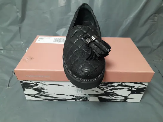 BOXED PAIR OF MODA IN PELLE QUILTED LOAFERS W. TASSEL IN BLACK SIZE 6