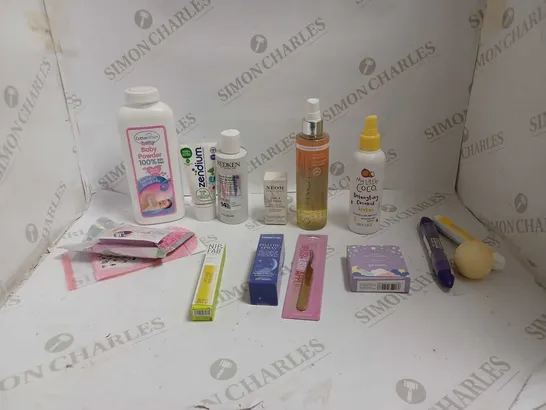 LOT OF APPROXIMATELY 20 ASSORTED COSMETIC GOODS TO INCLUDE: AMERICAN CREW DAILY MOISTURIZING CONDITIONER, GILLETE LABS HEAD, AND TATTI LASHES INDIVIDUAL ETC.