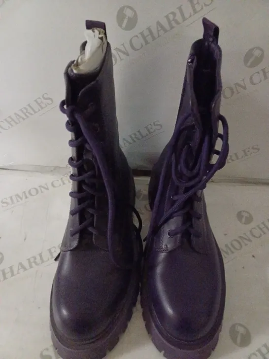 PAIR OF KOI WOMEN'S PLATFORM BOOTS PURPLE SIZE 6 