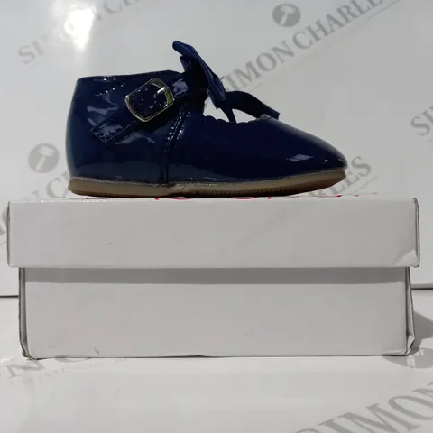 BOXED PAIR OF MELIA INFANT SHOES IN NAVY W. BOW DETAIL SIZE 5