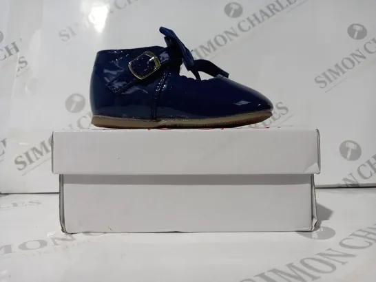 BOXED PAIR OF MELIA INFANT SHOES IN NAVY W. BOW DETAIL SIZE 5