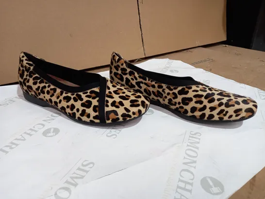 CLARKS DARCEY EASE LEOPARD STYLE LOAFERS SIZE 6