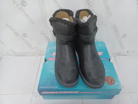 BOXED PAIR OF SKECHERS KEEPSAKES 2.0 HOME SWEET HOME BOOTS IN BLACK SIZE 6