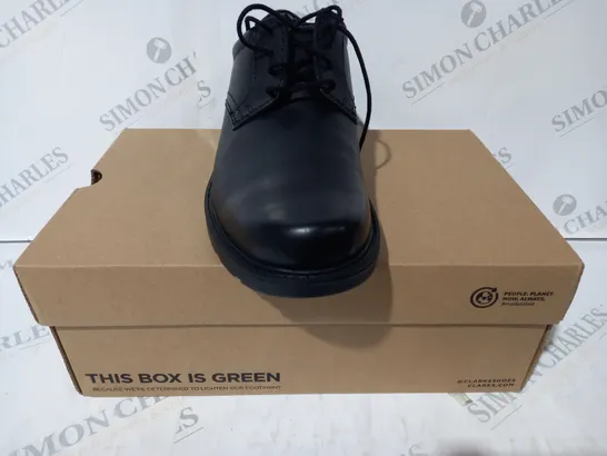 BOXED PAIR OF CLARKS KERTON LACE UP SHOES IN BLACK UK SIZE 9