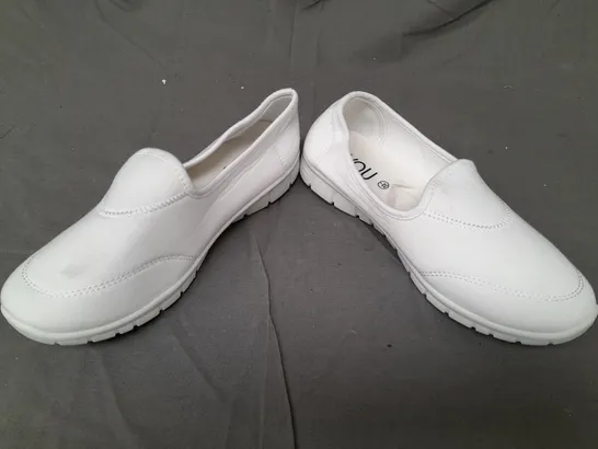 BOX OF APPROXIMATELY 10 PAIRS OF BE YOU SLIP-ON SHOES IN WHITE - SIZE 7