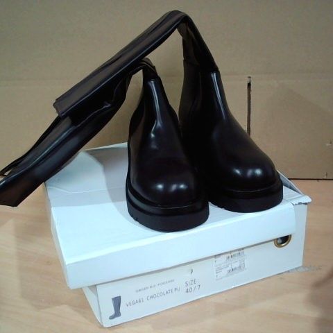 BOXED PAIR OF CHOC PU KNEE HIGH BOOTS BROWN SIZE 7