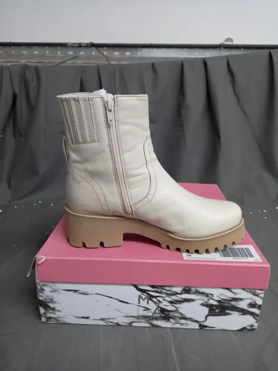 BOXED PAIR OF MODA IN PELLE ZIPSTER LEATHER BOOTS IN OFF WHITE SIZE 5