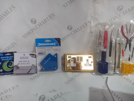 BOX OF 20 ASSORTED ITEMS TO INCLUDE - SILVERLINE WELDING MAGNET - GLOWING MOON & STARS - GOLDEN PLUG SOCKET ECT