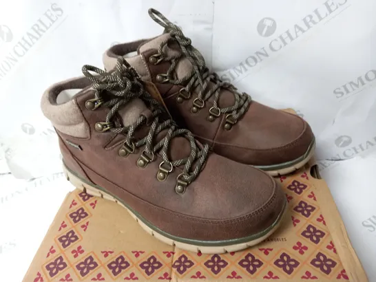 BOXED SKECHERS SYNERGY WARM TECH BOOTS, BROWN - SIZE 6.5