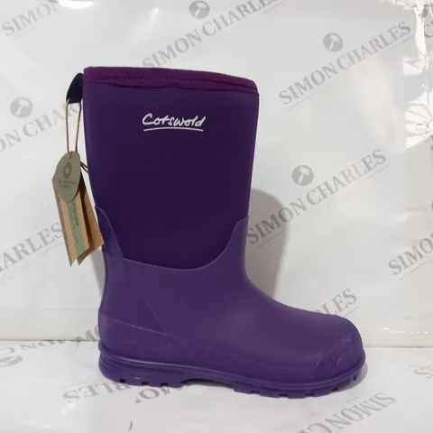BOXED PAIR OF COTSWOLD HILLY WELLINGTON BOOTS IN PURPLE UK SIZE 2.5