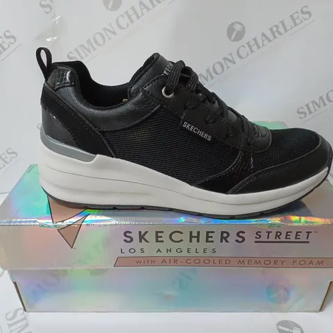 BOXED PAIR OF SKECHERS BILLION TRAINERS IN BLACK UK SIZE 4