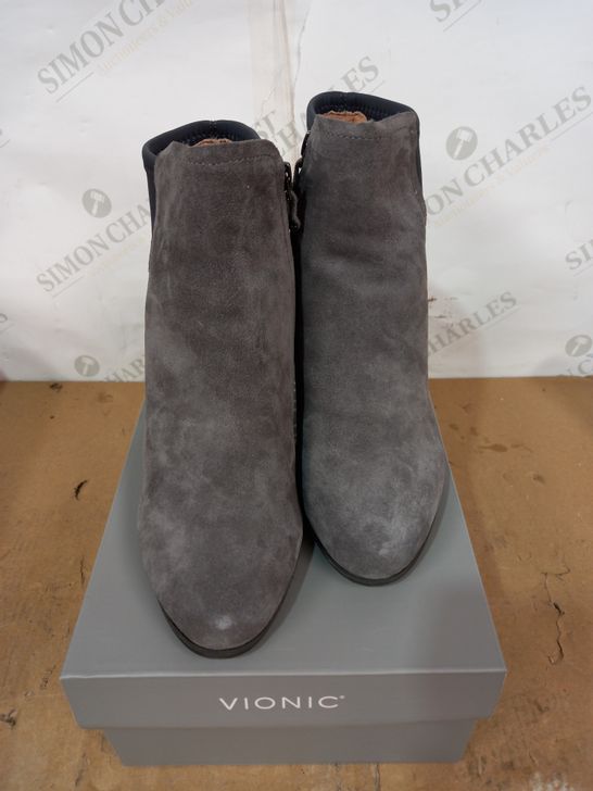BOXED PAIR OF VIONIC ANKLE BOOTS IN GREY SUEDE, UK SIZE 5